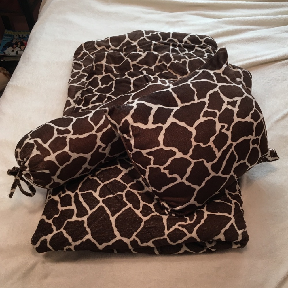 Giraffe-printed throw pillows (Comforter seperate)